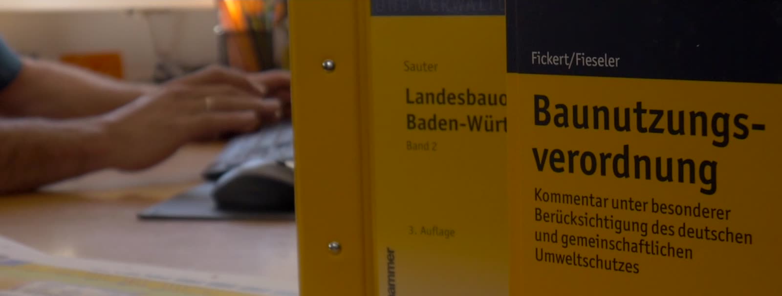 Schreibtisch mit Kommentar zur Baunutzungsverordnung
